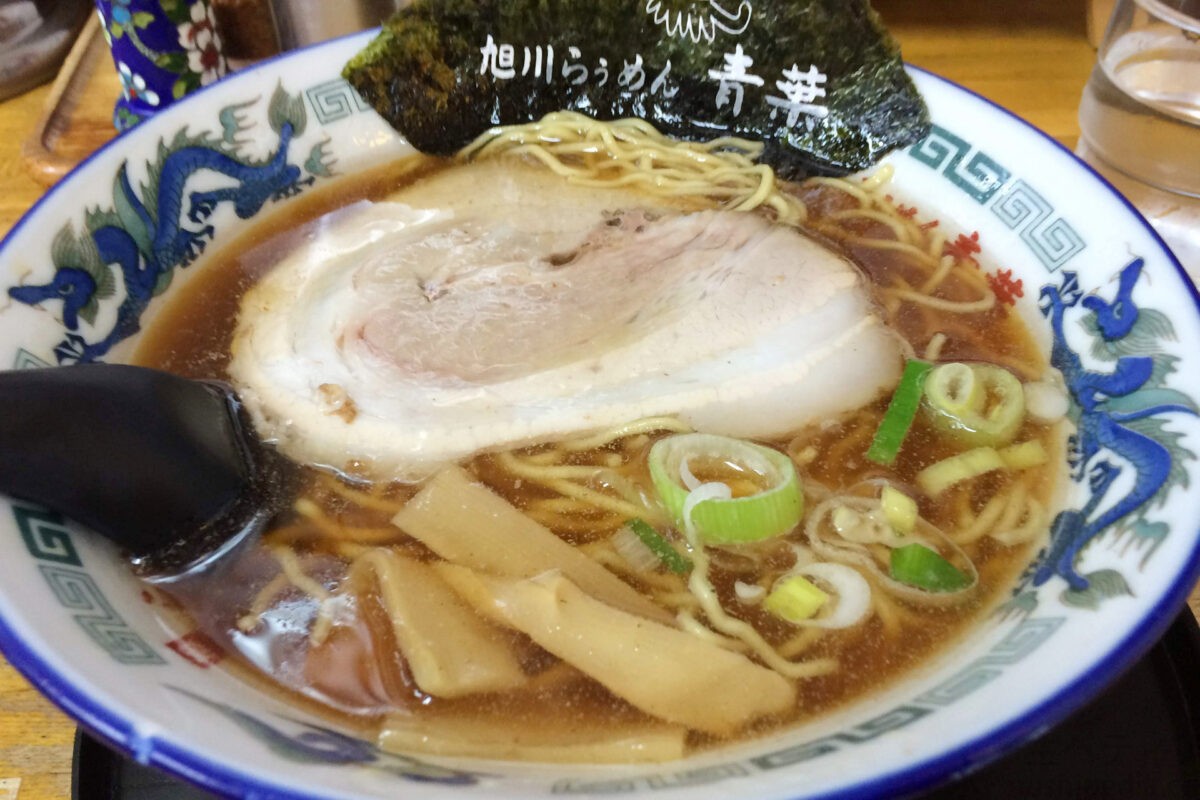 ラーメンスープ上部の油の層(旭川ラーメンの青葉)